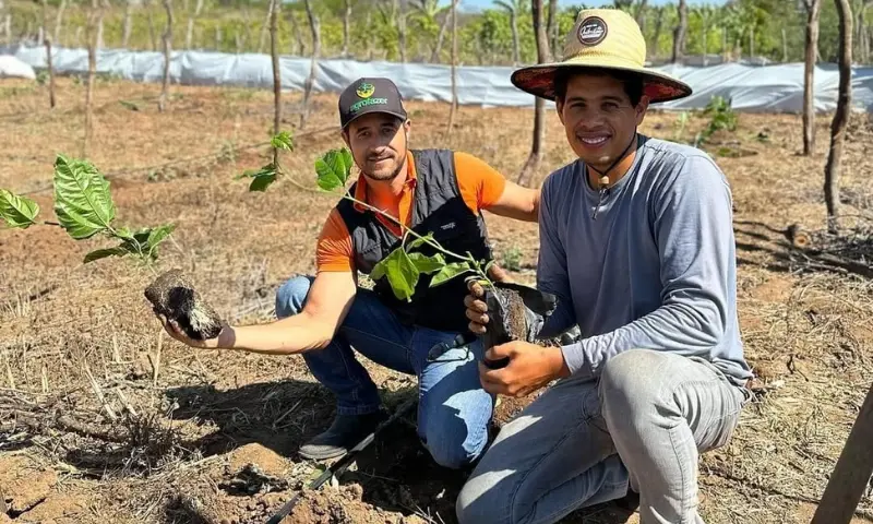 Bruno com alunos em visita de campo